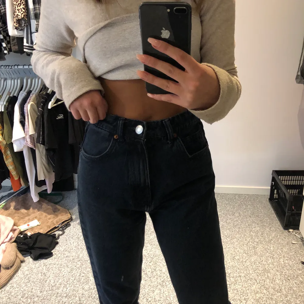 Mom jeans från Zara, sitter perfekt på mig i längden som är 164. FRAKT INGÅR. Jeans & Byxor.
