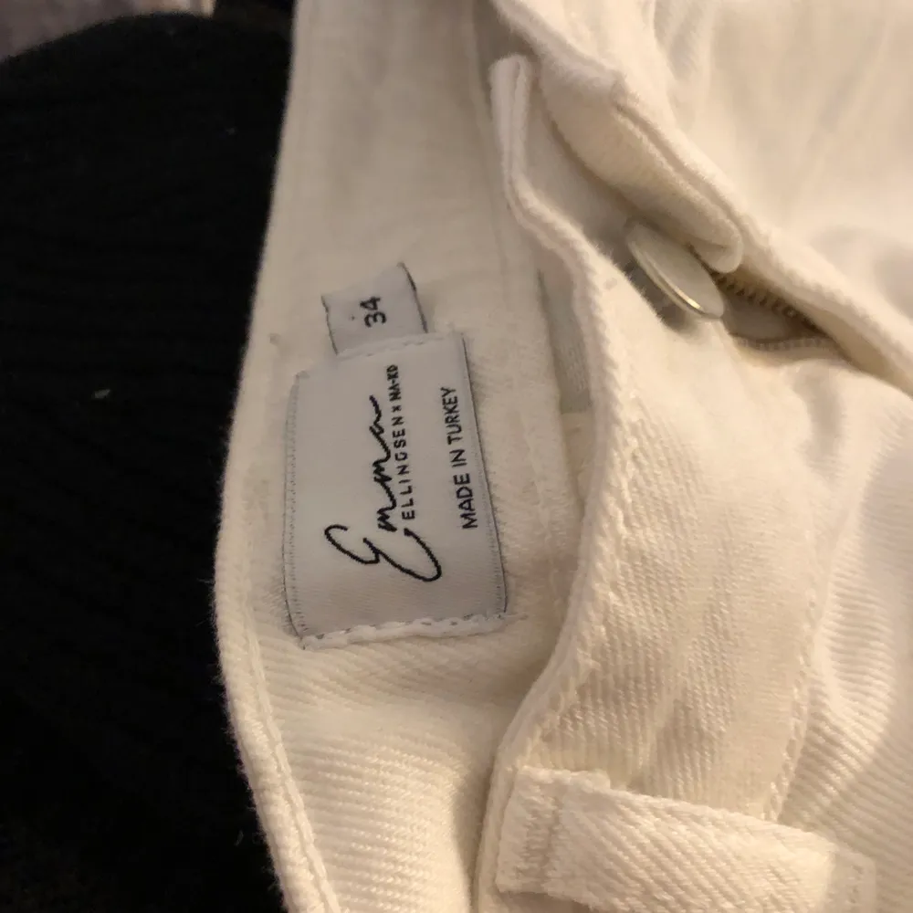 As snygga vita raka jeans ifrån Emma ellingsens kollektion tillsammans med nakd. Byxorna är helt slutsålda. Köpta för 499 säljer för 300. Använda Max 3 gånger😊. Jeans & Byxor.