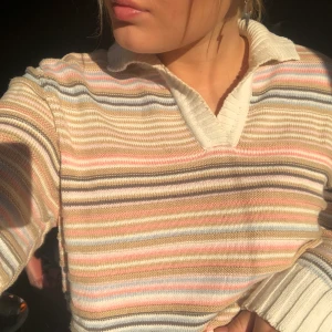 Tröja  - Trendig tröja som är använd 1 gång. Storlek S men skulle säga att den passar storlek XS-L beroende på hur man vill att den ska sitta. 65 kr.