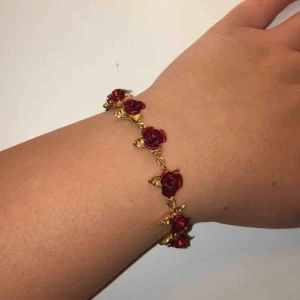  - Suuuuperfint armband som jag ej använder, vet ej vart det är från då det var en present. Bra kvalitet. Röda rosor och guld detaljer. 55kr+ frakt 44kr 