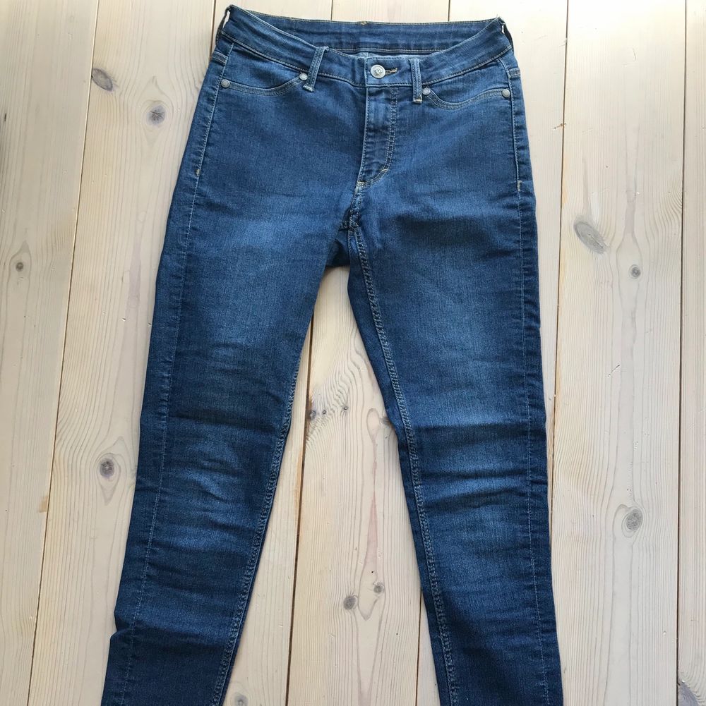 Smala, tajta jeans i en mörkare färg från Cheap Monday. Aldrig använda så i mycket bra skick! Modellen heter: Mid Spray Mid Blue. Jeans & Byxor.