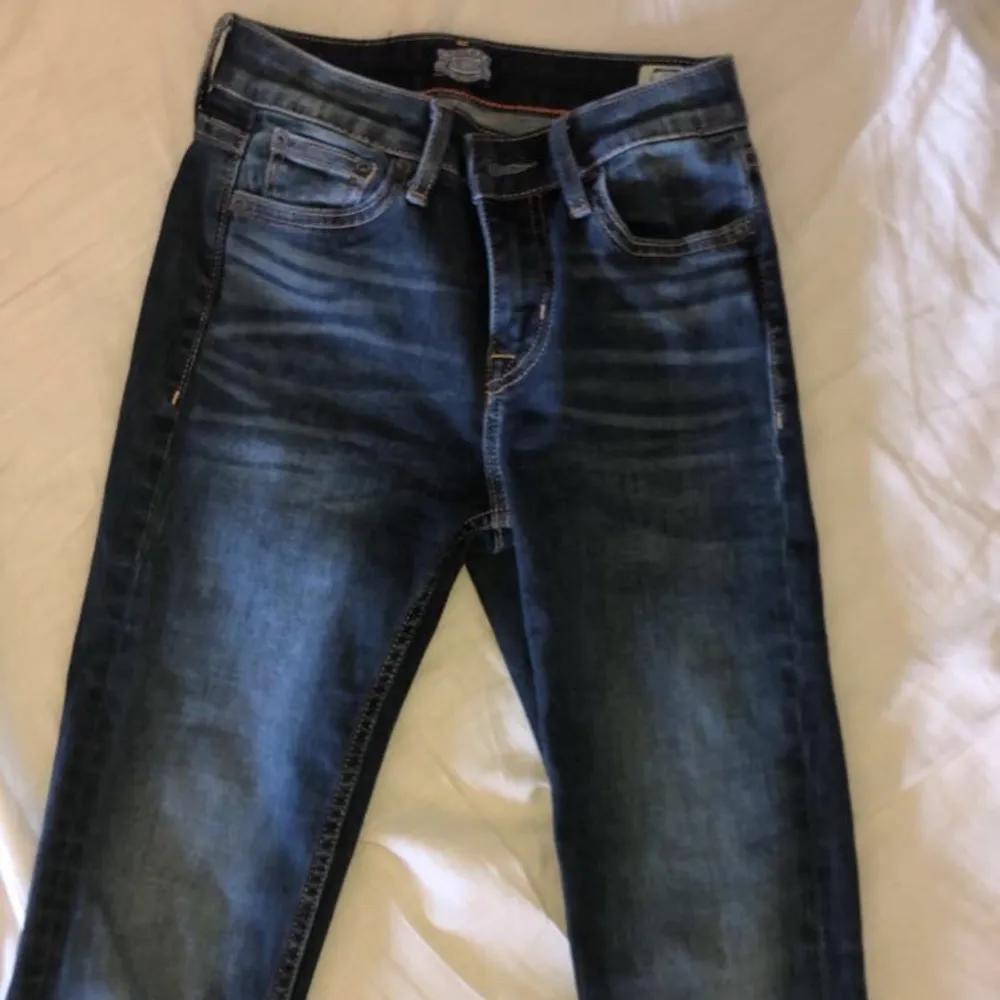 Jättesnygga slim fitt jeans från Crocker! Byxorna är aldrig använda då de var försmå när jag beställde hem de. Byxorna är små i storleken och passar därmed en XS. Ordinarie pris : 699 - mitt pris: 100+ frakt 🌟. Jeans & Byxor.