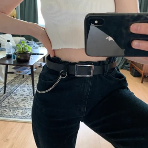 Kedja - Kedja att fästa på byxor eller väskor etc! Använd en gång :))