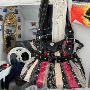 Supersöt väska  - Säljer denna väska! Supersöt, frakt: 66kr hör av dig om du är intresserad💓💓