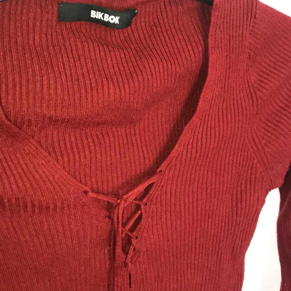 •En snygg tröja i mörkröd färg.                              •Köpt från Bik bok. Använd men ff i bra skick.     •Frakt ingår.. Tröjor & Koftor.