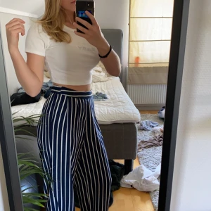 Sommarbyxor - Ett par luftiga blå byxor med lodräta vita strupes. Köpte dem på bikbok och nu börjar dem bli en aning för små. Väldigt luftiga och sköna att ha när det är varmt :P