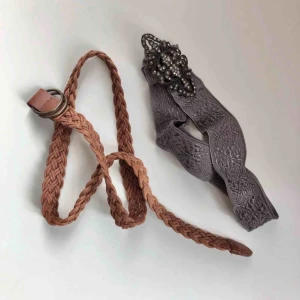  - Två bälten. Vet ej vart de är ifrån tyvärr men båda är hela och fina! Frakt tillkommer om de ska skickas!