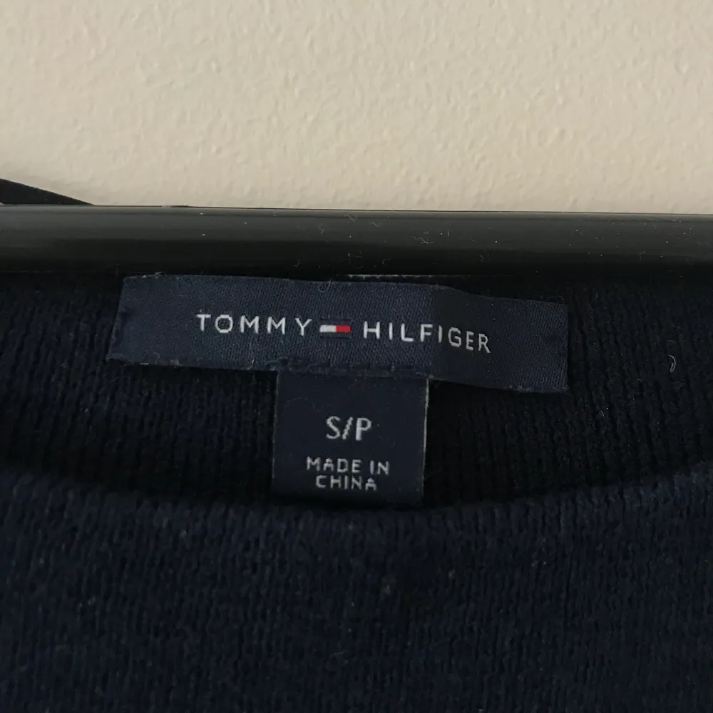 Superfin stickad tröja från Tommy Hilfiger. Använd en gång. Priser inkluderar frakt.. Tröjor & Koftor.