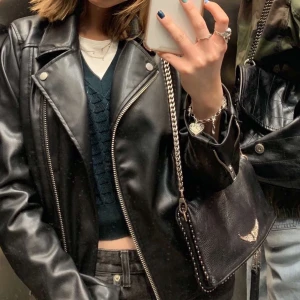 Skinnjacka🐻 - INTRESSEKOLL på min superfina skinnjacka från H&M👍🏽 perfekta vår/höstjackan. Buda från 250💜