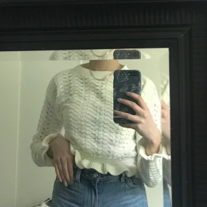 Tröja från boohoo - Jättesöt stickad tröja från boohoo, säljer pga liten användning💖 Har en lös tråd som syns längst upp i högra hörnet på tredje bilden, men det är inget man tänker på och det går säkert att fixa. 