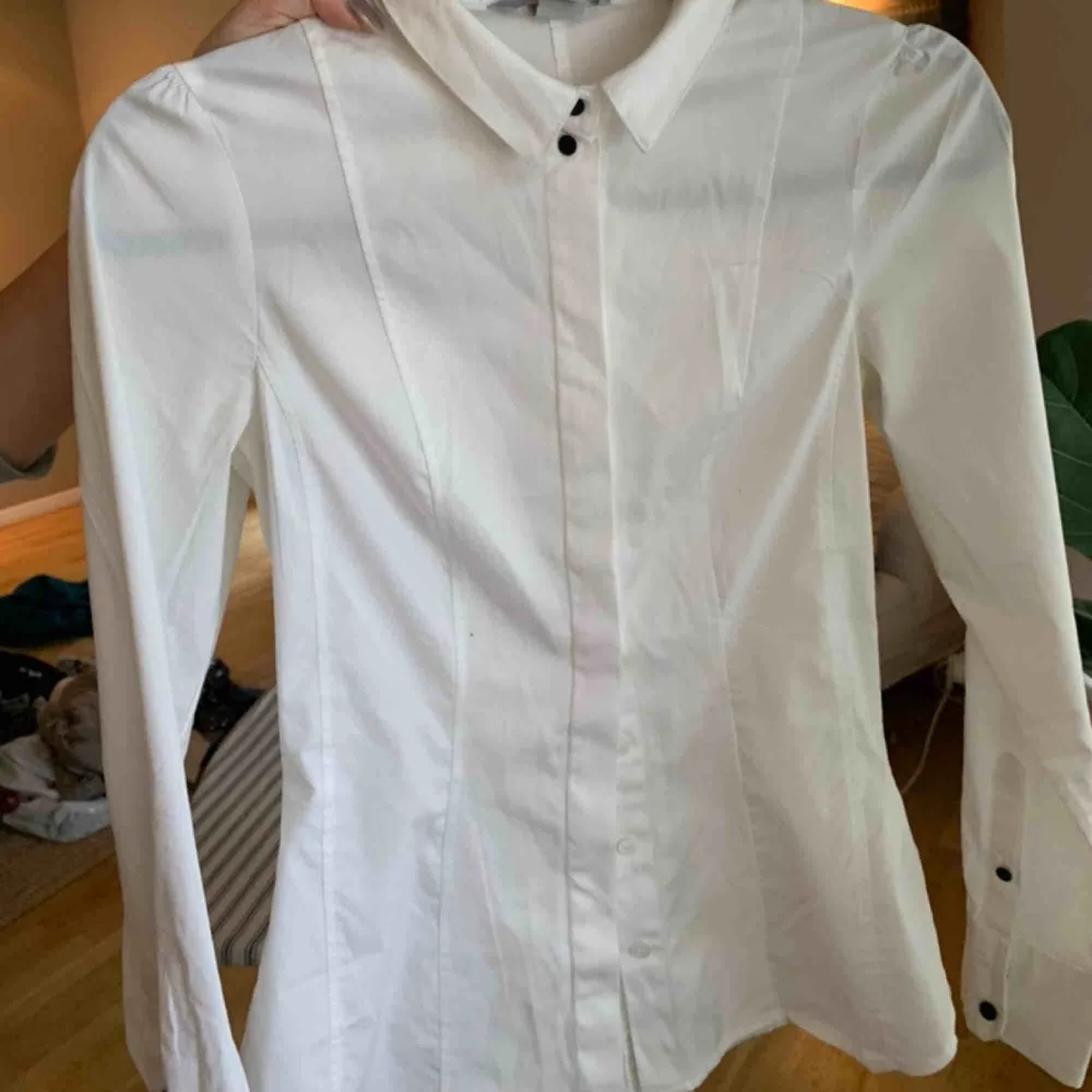 En jättesnygg figursydd skjorta i vit. . Skjortor.