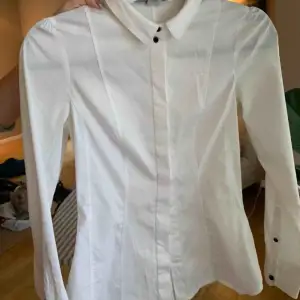 En jättesnygg figursydd skjorta i vit. 