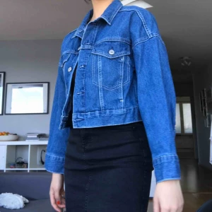  - Den absolut SNYGGASTE jeansjackan någonsin i en superfin cropped modell!😍😍 underbar nu till sommaren och matchar med alla outfits!! Frakt tillkommer😇