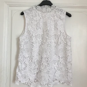 Snygg vit spetslinne! ✨ - Spetslinne från Kappahl. Storlek medium. Fint skick. Frakt inräknat i priset! Betalas via Swish. 