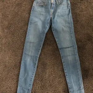 Ett par 710 super skinny jeans från Levis! Jättebra skick och säljs för 250kr (med frakt blir det över 250kr)