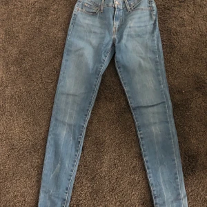 Levis jeans - Ett par 710 super skinny jeans från Levis! Jättebra skick och säljs för 250kr (med frakt blir det över 250kr)