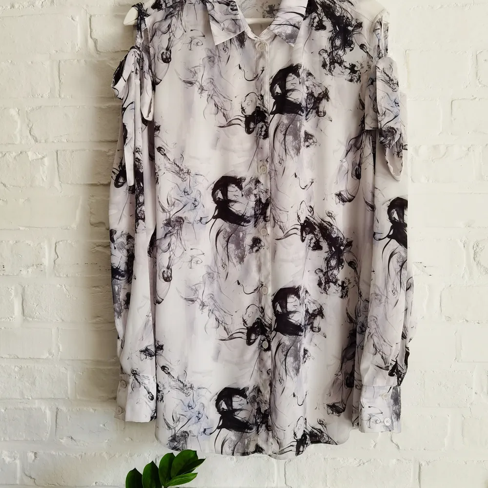 Nice chiffon shirt from ASOS with cold shoulders and bows. Very nice. Size is large, but you can also wear it a bit loose. Mine parameters 88-68-96. . Blusar.