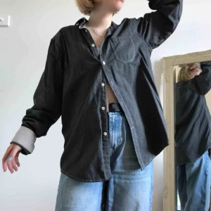  - Oversize skjorta från Claes Göran, passar alla storlekar beroende på hur man vill att den ska sitta. Aldrig använd så den är i nyskick!   💞 Köpare betalar frakt eller möts i Stockholm! 