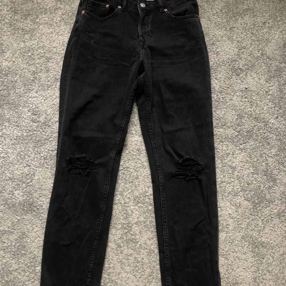 Jättesnygga mom jeans från H&M, har tyvärr blivit för små för mig! Storlek 34🤩 väldigt lite använda. Sista bilden är en bild på hur jeansen sitter på, inte exakt samma modell och en annan färg.. Jeans & Byxor.