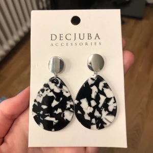 Oanvända örhängen - Helt oanvända örhängen köpt i Australien 