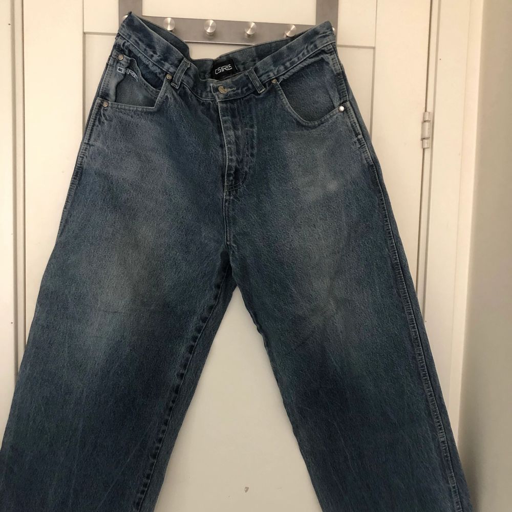 Super snygga och pösiga 2000-tals jeans med detalj på fickan och bakre låret! Sitter super snyggt tajtare runt midjan och pösigare runt vaden 🤩 buda!  Kan frakta och mötas i sthlm city!. Jeans & Byxor.