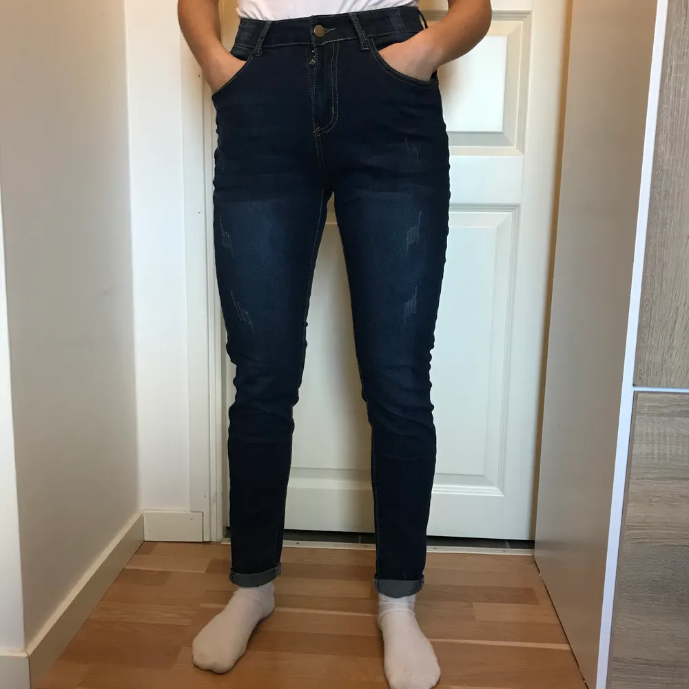 Splitter nya byxor med jättefina detaljer, storlek S🌸 Köparen står för kostnaden🌸. Jeans & Byxor.