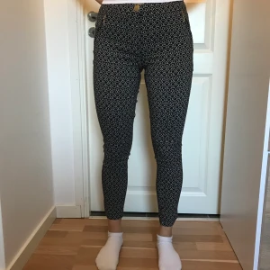 Kappahl - Dessa nya trendig byxor med jättefina detaljer ger dig mycket fina kurvor, storlek S🌸 Köparen står för frakten🌸 Oops lite sömn fel i slutet på byxan men kan fixas!