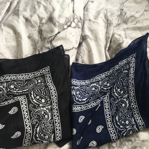 Bandanas - Säljer dessa ascoola bandanas då de inte kommer till andväning🖤✨ Går att använda som top eller håraccessoar✨ 20kr för en 30kr för båda🖤 frakten blir typ 11kr💕 köparen står för frakten💕🌸