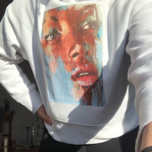 Hoodie med tryck!  - Intressekoll på min vita hoodie jag designat själv! En lite kortare modell i fint skick! Skriv om ni är intresserade 