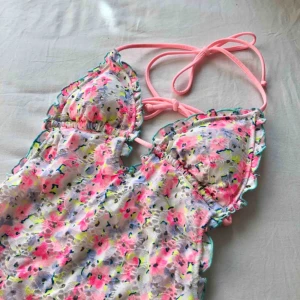  - Superfin baddräkt från Victoria’s Secret. Knappt använd. Nyskick förutom en liten fläck (se bild 3). Frakt tillkommer om den ska skickas!