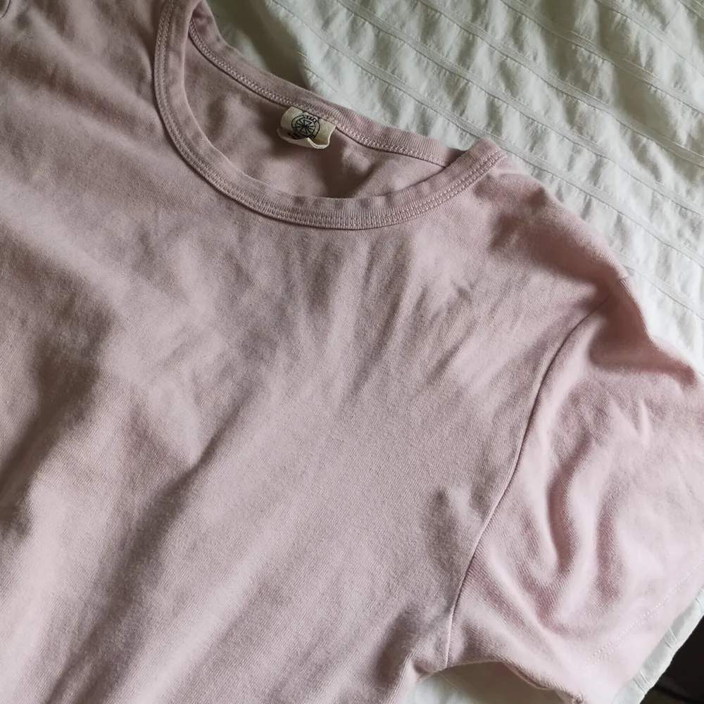Babypink tshirt från Urban Outfitters. Fett söt men aldrig fått användning för. Möts upp i sthlm eller köparen står för frakten🥰. T-shirts.