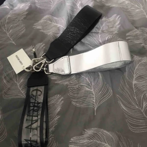 Carin Wester - Fin detalj att ha på väskan. Fungerar även som ett litet band, helt oanvänt från Carin Wester. Köpt för några månader sen men kommer inte till användning. Säljer alla tillsammans för 20 frakt inräknat). Köpta för 89kr styck! 