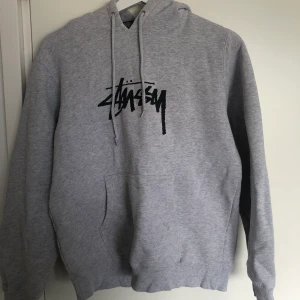 Stüssy hoodie - Grå hoodie från märket stüssy. Inköpt i London för ca 1000kr. Fint skick & stämmer i storleken.