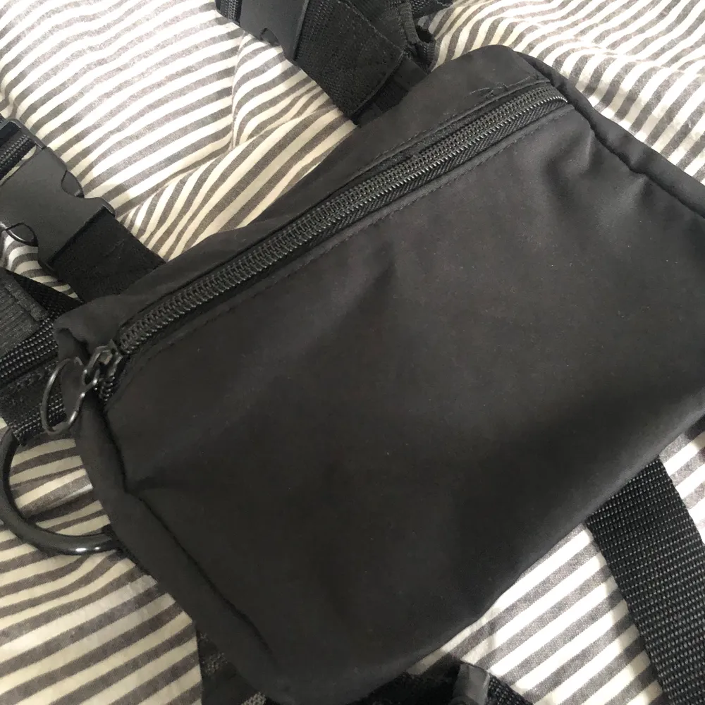 Chestbag från asos, sitter snyggt & är justerbar. Aldrig använd pga corona☺️☺️ skicka meddelande för att se bilder på. Väskor.
