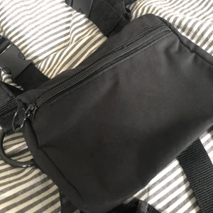 Chestbag  - Chestbag från asos, sitter snyggt & är justerbar. Aldrig använd pga corona☺️☺️ skicka meddelande för att se bilder på