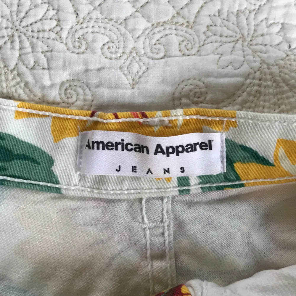 Superfina jeansshorts från American Apperel med solroser på! Höga i midjan och i fint skick! Frakt ingår i priset  🍀. Shorts.