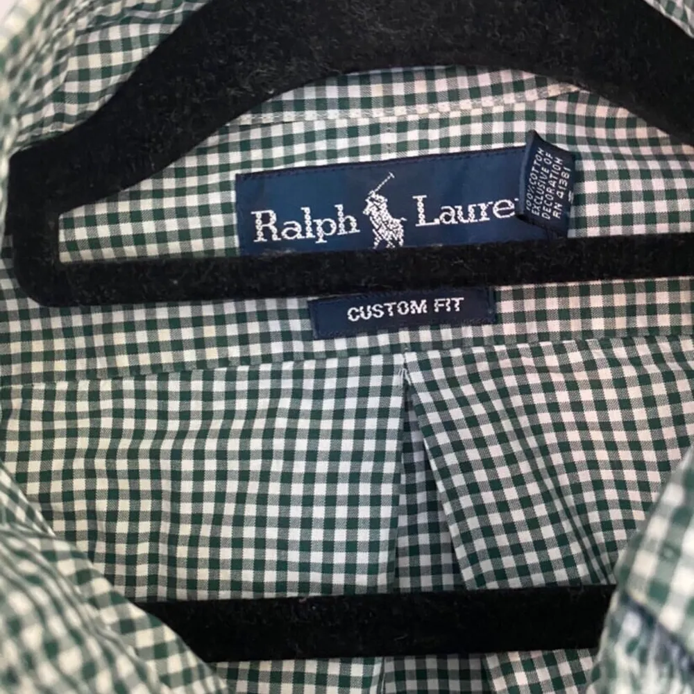 Snygg och unik rutig Ralph Lauren skjorta som är inköpt för två år sedan och använd mycket, dock utan några defekter. I storlek S men är i allmänhet lite mindre. Säljs för att den är för liten. Inköpt för 1000kr säljs för 250kr.. Skjortor.