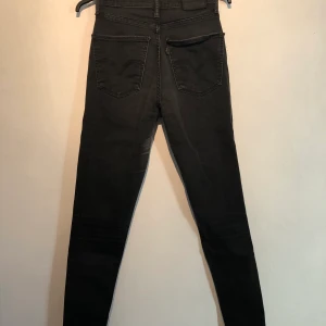 Levis Mile High  - Säljer mina svarta Levis Jeans Mile High i väldigt gott skick!!💞 sitter högre i midjan och är tajta i benen 💕 storlek 27/30!    säljes för 350 + frakt 💖💖