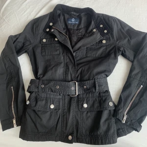 Stockholm jacka  - Svart jacka från Stockholm. Sitter snyggt men blir inte av att jag använder den. Köparen står för frakt. Går att mötas upp i Jönköping:)