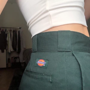 Gröna dickies pants - (874 original fit) Mörk gröna vintage dickies som är snäppet för långa på mig som är 165 så viker upp dem<3 aldrig använda men köpta vintage, mycket bra skick! Passar en S/mindre M (dem är raka hela vägen)