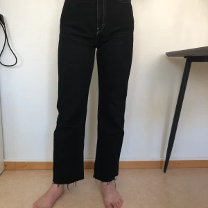 Svarta weekdayjeans - Såå snygga jeans i svart från weekday. Köpte för några år sedan men använda få ggr. Tyvärr växt ur dem. De är avklippta nertill. 
