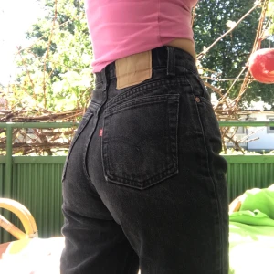 Levis jeans - Supersnygga svarta avklippta vintage levisjeans! Dessa är jättefina men lite för korta för min smak! Letar ny ägare! Jättebra skick💕💘 pris kan diskuteras BUDA! Avslutar budgivningen kl 22 ikv!