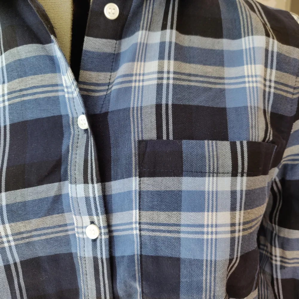 Blå rutig skjorta från HM, oanvänd, storlek 36. 150kr+frakt. Skjortor.