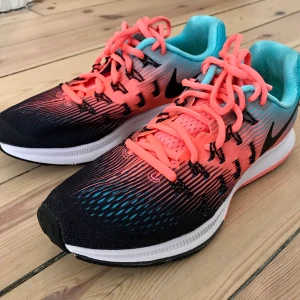 Nike zoom pegasus - Härligt persiko och mintfärgade Nike. Endast använda inomhus. Strlk 37,5. 23,5 cm i sulan. Nypris 899:-. 