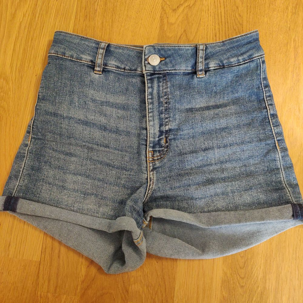 Högmidjade HM shorts, i princip oanvända, ljusblåa, storlek 36. 25kr+ frakt 44kr. Shorts.