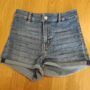 Högmidjade HM shorts, i princip oanvända, ljusblåa, storlek 36. 25kr+ frakt 44kr