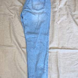 Ett par snygga boyfriend jeans ifrån Dr denim. Då de har blivit för små för mig kan jag inte längre använda dem. Storleken är xs. Och de är som helt nya. Vid frågor skicka gärna ett dm ☺️ 