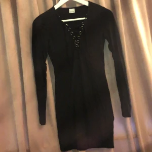 Fin klänning  - Jätte fin svart kläning med knytning vid brösten. Säljer pga har ingen andvändning för den. Frakten blir 39🥰