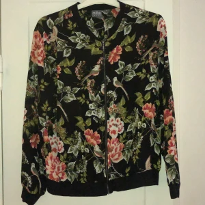 Tunn Kofta/Jacka - Tunn kofta/Jacka köpt i USA. Strl M. 70kr (köparen står för frakt)