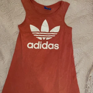 Adidas - Rosa adidas linne i storlek S använd ett fåtal gånger säljes för 100kr:) köparen står för frakten
